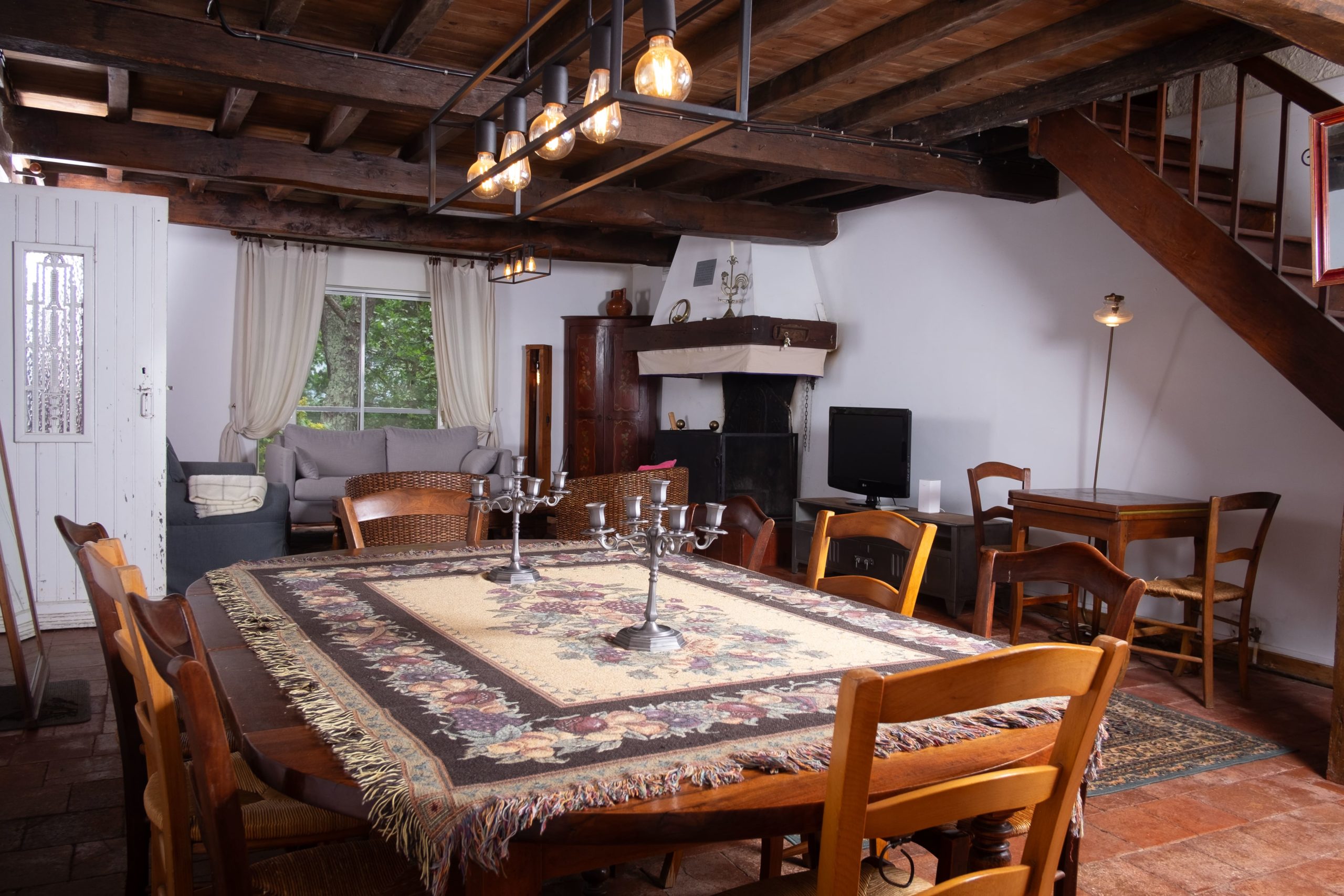 Salon spacieux du gîte de groupe La Planésié dans le Tarn