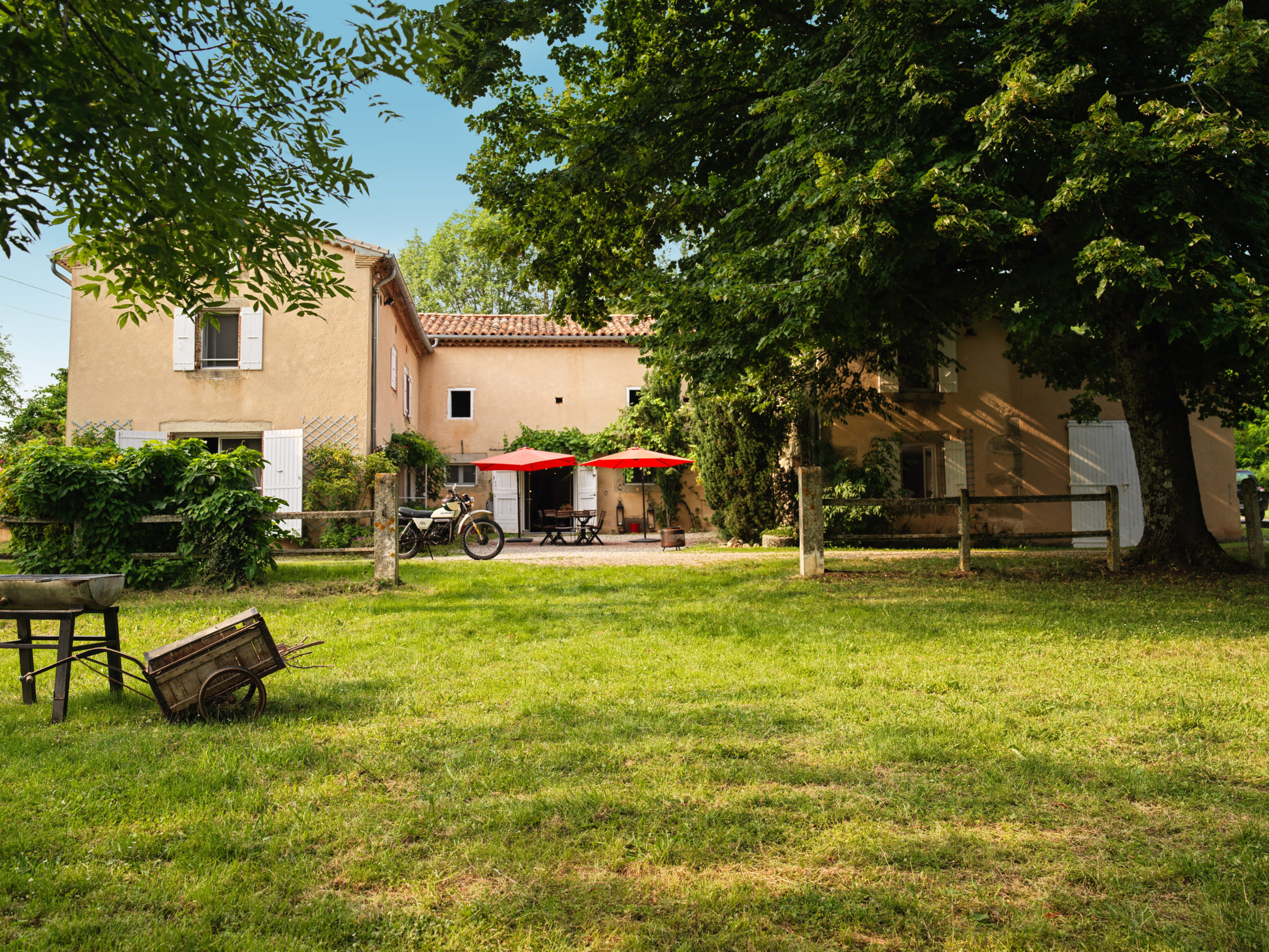 La Planésié - vue extérieure du gîte de groupe dans le Tarn
