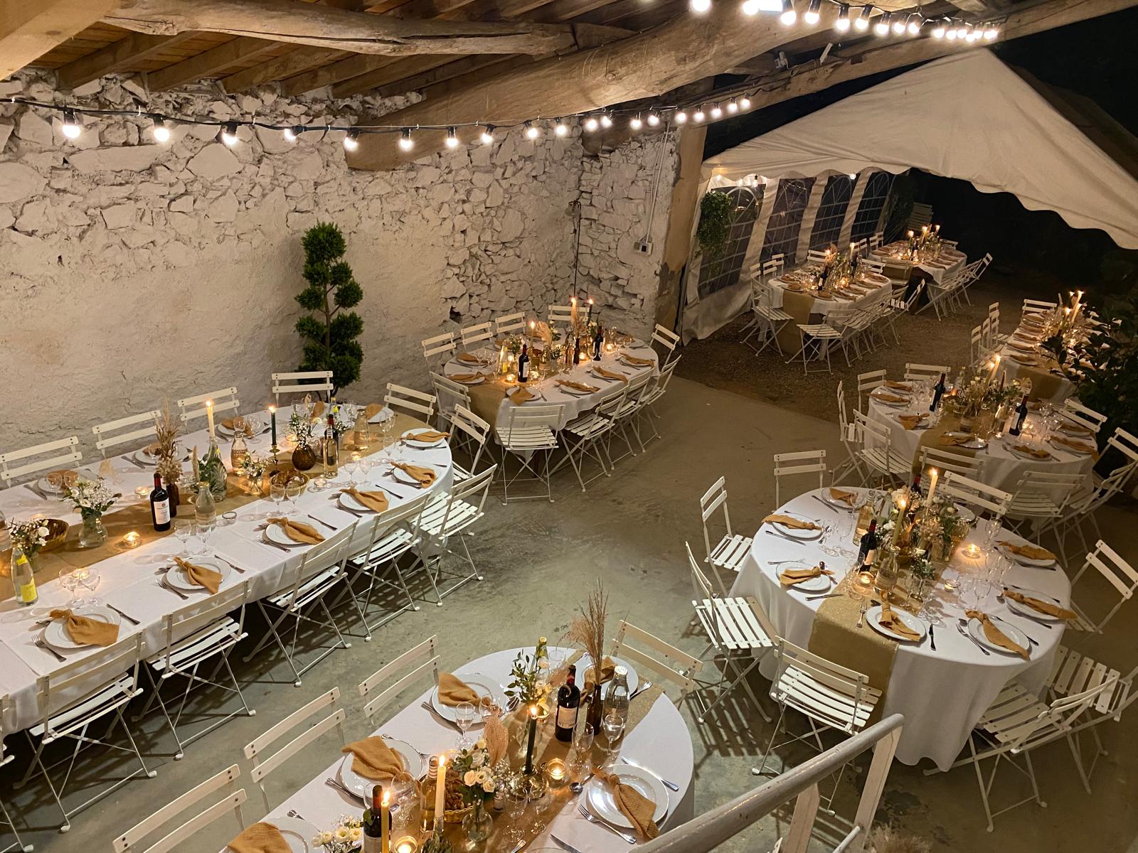 Vue plongeante sur la salle de réception dressée pour un mariage près de Castres - tables rondes et guirlandes