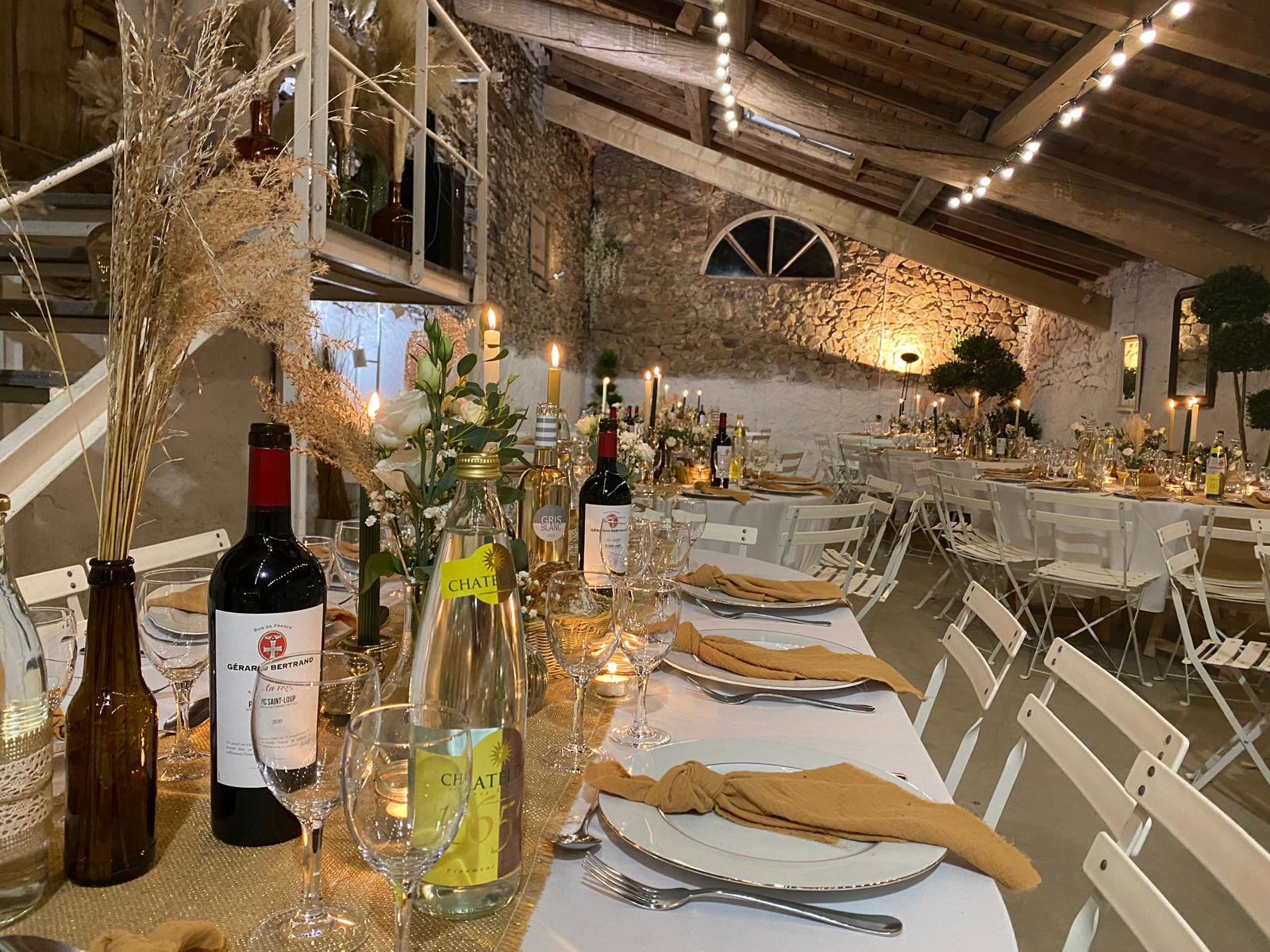 Détail de la décoration de table pour un mariage dans le Tarn - serviettes dorées et bougies