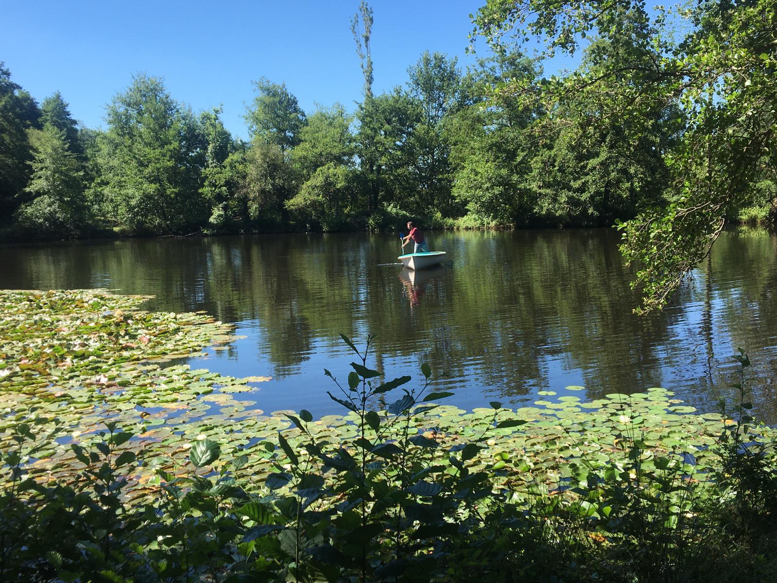 Lac avec barque au Domaine de La Planésié - gîte groupe Tarn