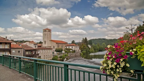 Le village depuis le pont fleuri